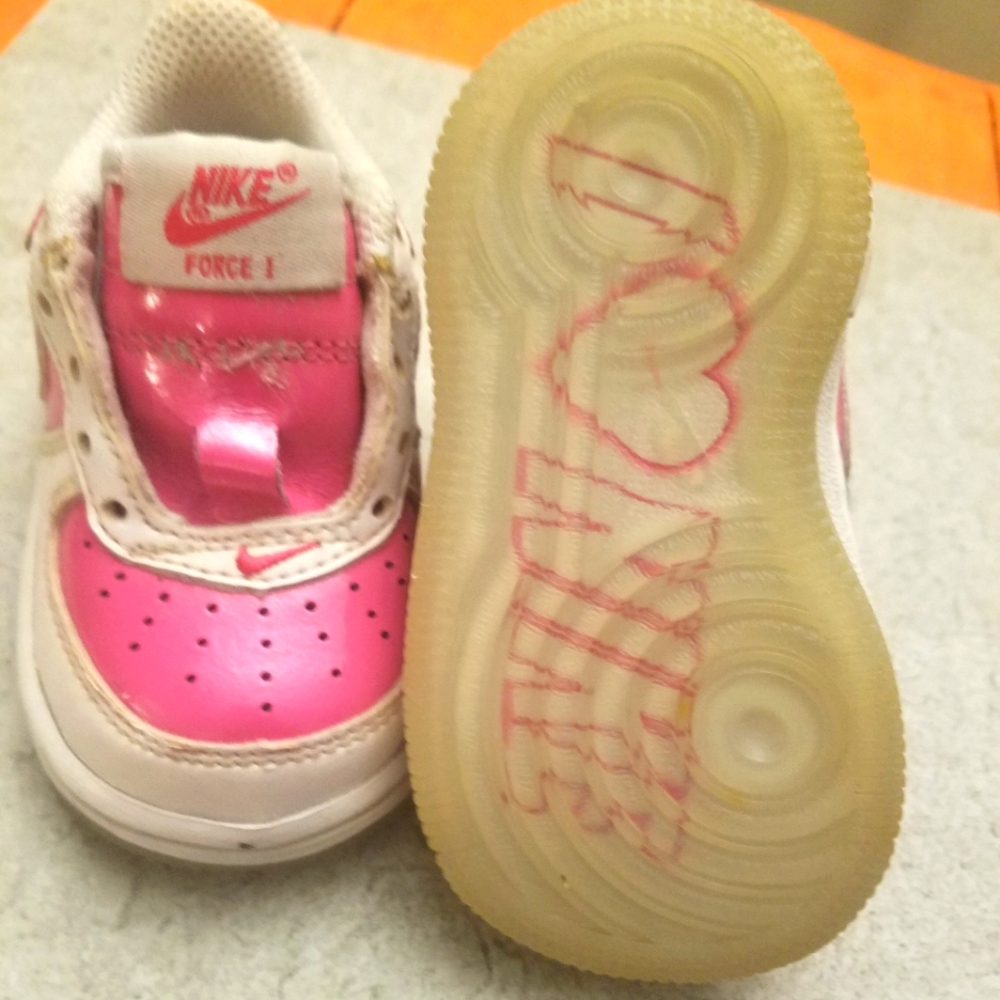 CHILDREN'S NIKE SNEAKERS!!